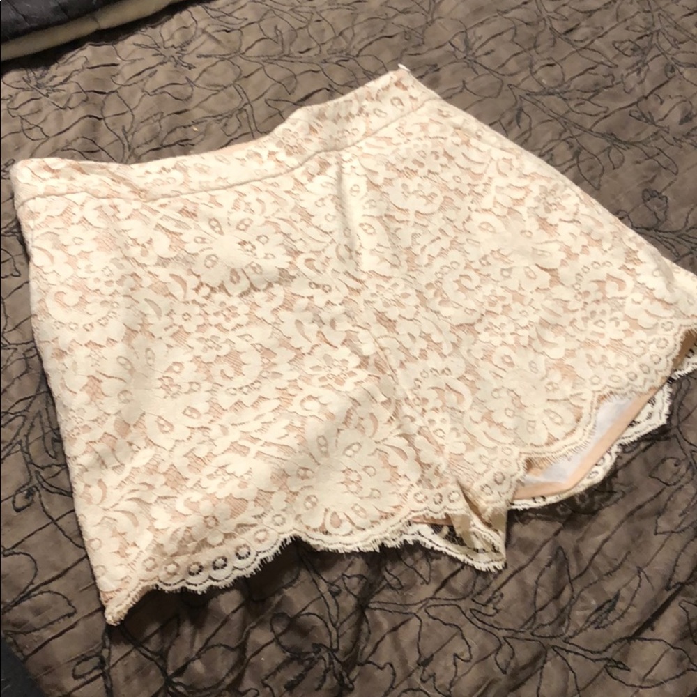 Lace shorts w front and back pockets